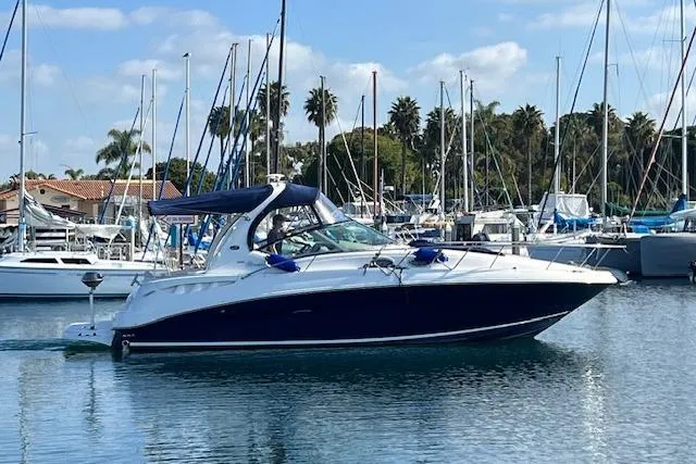 The Image of Sea Ray Sundancer 320 de 2005 en un puerto deportivo. - 0