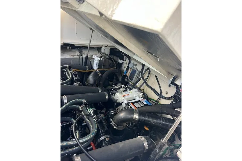 Slide: The Image of Compartiment moteur d'un bateau Sea Ray Sundancer 320 de 2005. - 18