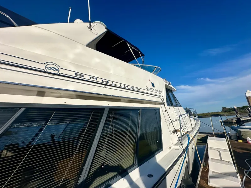 Slide: The Image of Bayliner 4788 Pilot House Motoryacht 1999 - 73
