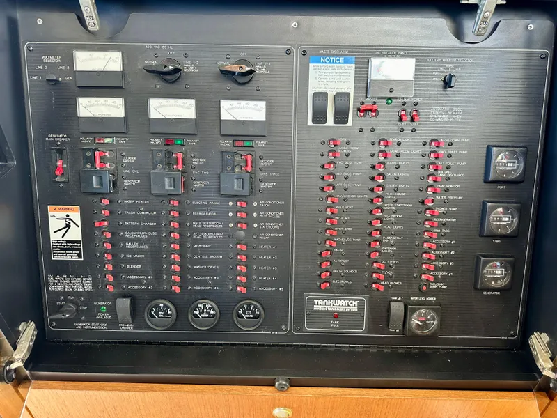 Slide: The Image of Bayliner 4788 Pilot House Motoryacht 1999 - 63