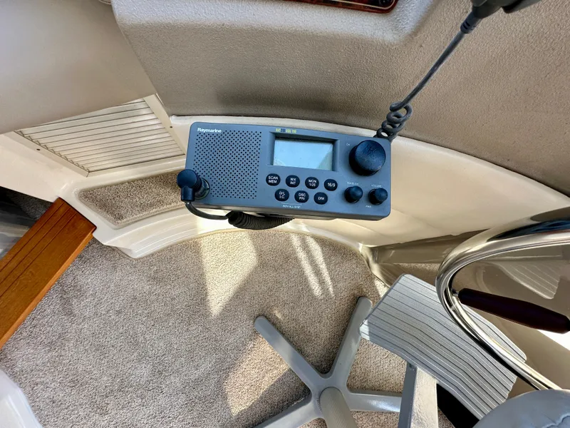 Slide: The Image of Bayliner 4788 Pilot House Motoryacht 1999 - 57