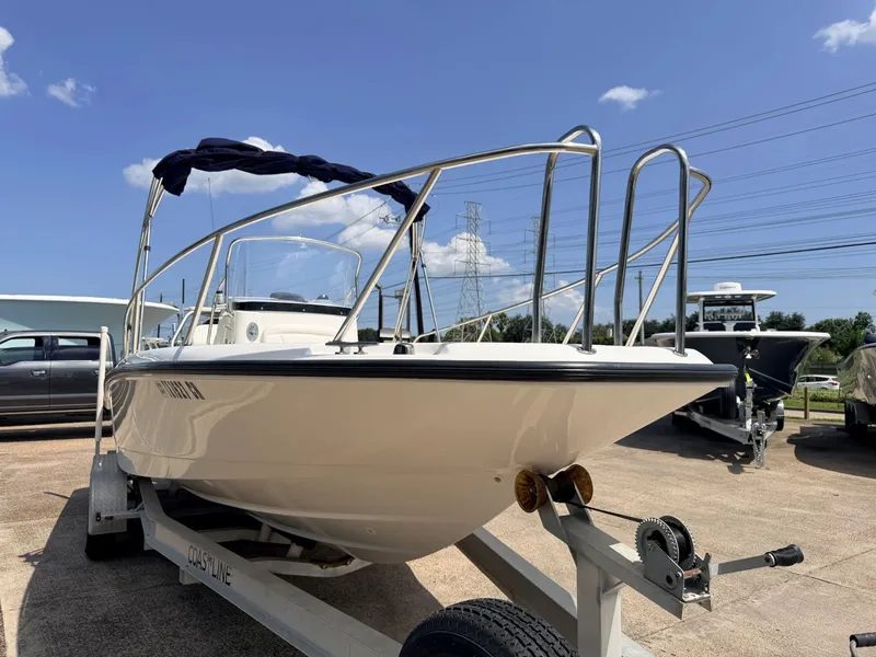 Slide: The Image of Boston Whaler 230 Dauntless 2010 - 22