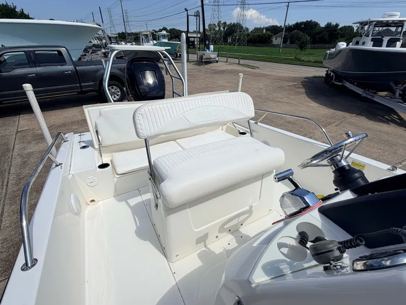 Slide: The Image of Boston Whaler 230 Dauntless 2010 - 17