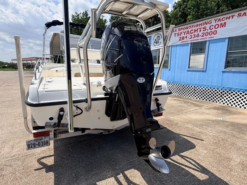 Slide: The Image of Boston Whaler 230 Dauntless 2010 - 21