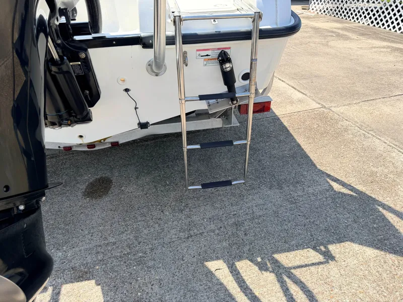Slide: The Image of Boston Whaler 230 Dauntless 2010 - 19