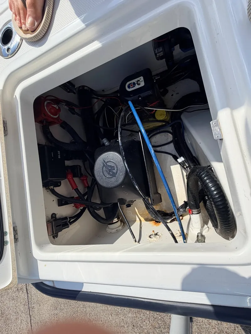 Slide: The Image of Boston Whaler 230 Dauntless 2010 - 14