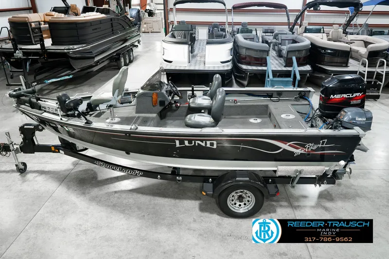 The Image of 1999 Lund Mr. Pike 17 fishing boat with Mercury outboard motor in showroom. - 0