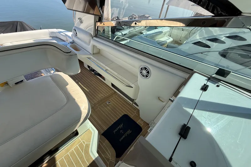 Slide: The Image of 1994 Sea Ray 500 Sundancer yacht interior with white seating and wooden flooring. - 25