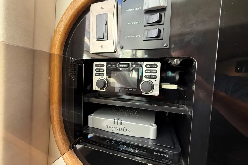 Slide: The Image of Control panel and electronics in a 1994 Sea Ray 500 Sundancer yacht. - 48