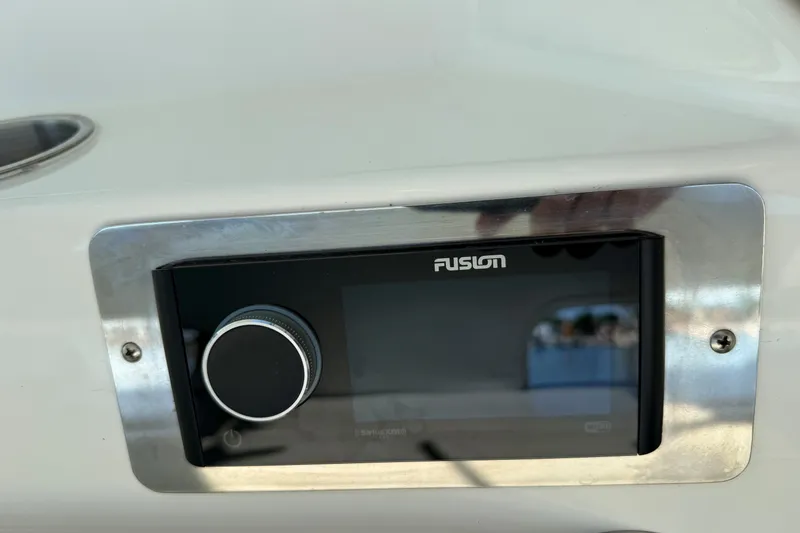 Slide: The Image of Fusion audio system on 1994 Sea Ray 500 Sundancer yacht dashboard. - 23