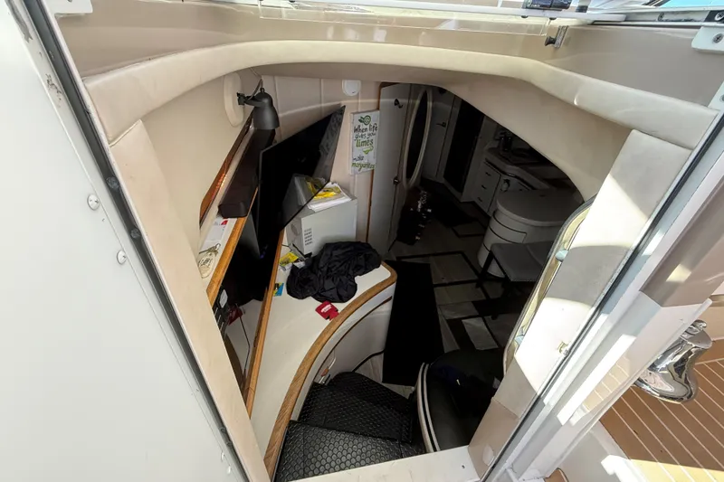 Slide: The Image of Interior view of 1994 Sea Ray 500 Sundancer yacht, featuring cozy cabin and modern amenities. - 26
