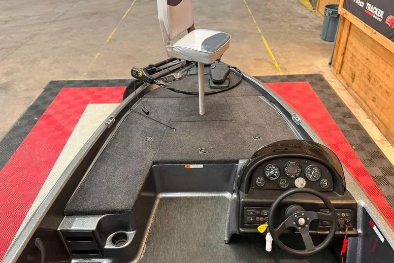 Slide: The Image of 1999 Javelin RENEGADE 18 boat interior with steering wheel and seating. - 4