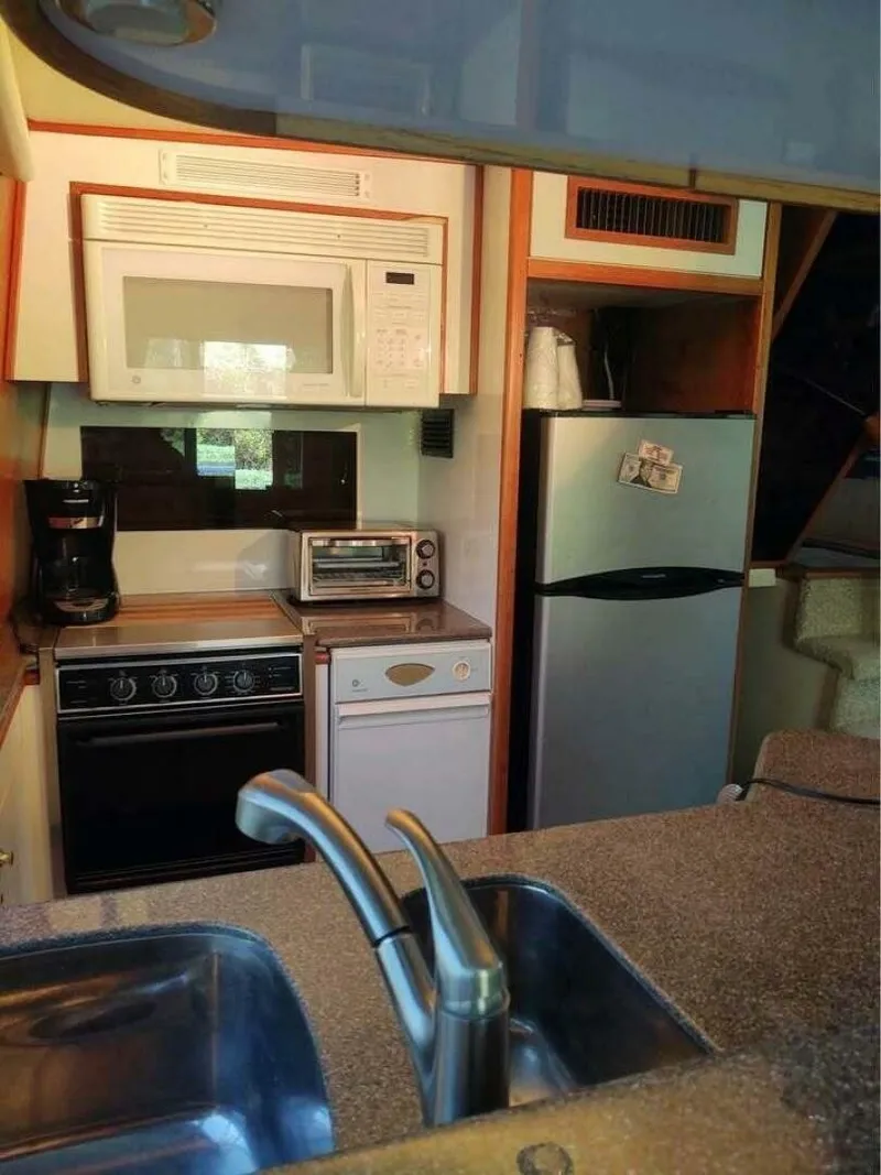 Slide: The Image of Bayliner 4788 Pilot House Motoryacht 2000 - 19