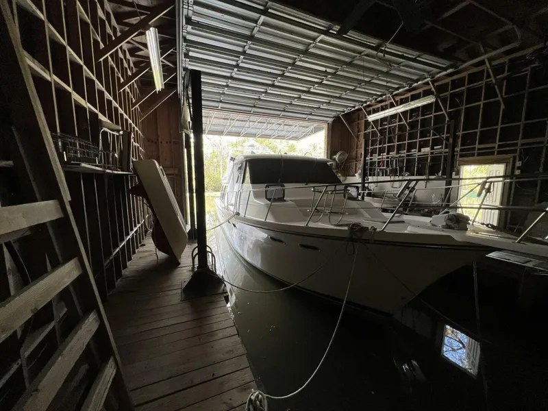 Slide: The Image of Bayliner 4788 Pilot House Motoryacht 2000 - 45