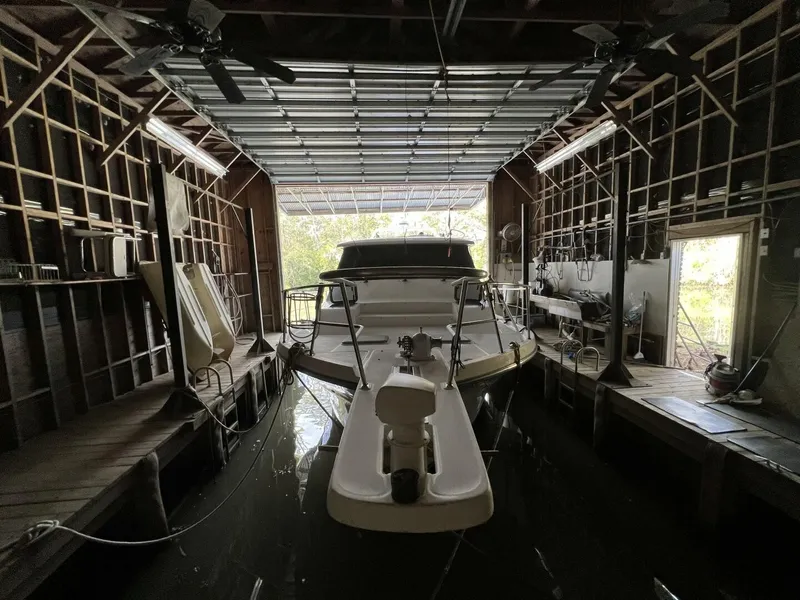 Slide: The Image of Bayliner 4788 Pilot House Motoryacht 2000 - 43