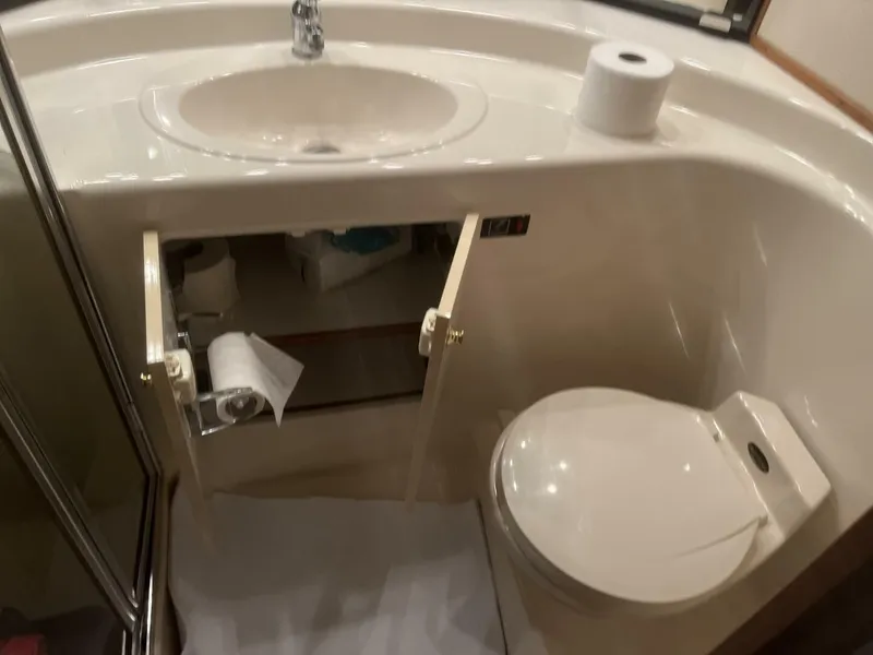 Slide: The Image of Bayliner 4788 Pilot House Motoryacht 2000 - 26