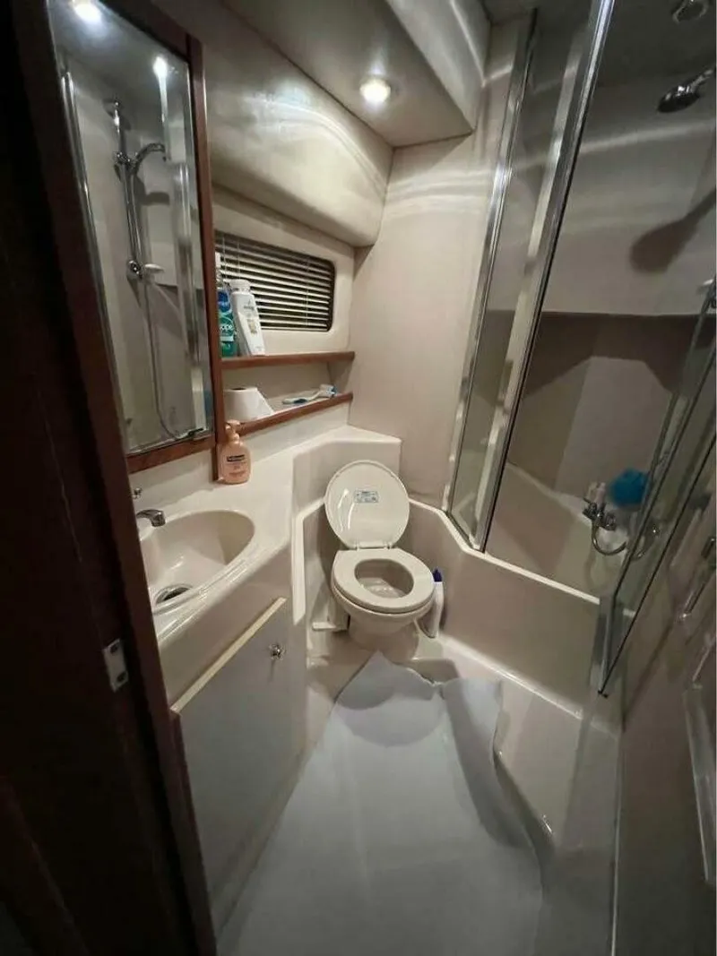 Slide: The Image of Bayliner 4788 Pilot House Motoryacht 2000 - 18