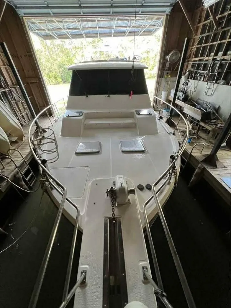 Slide: The Image of Bayliner 4788 Pilot House Motoryacht 2000 - 1