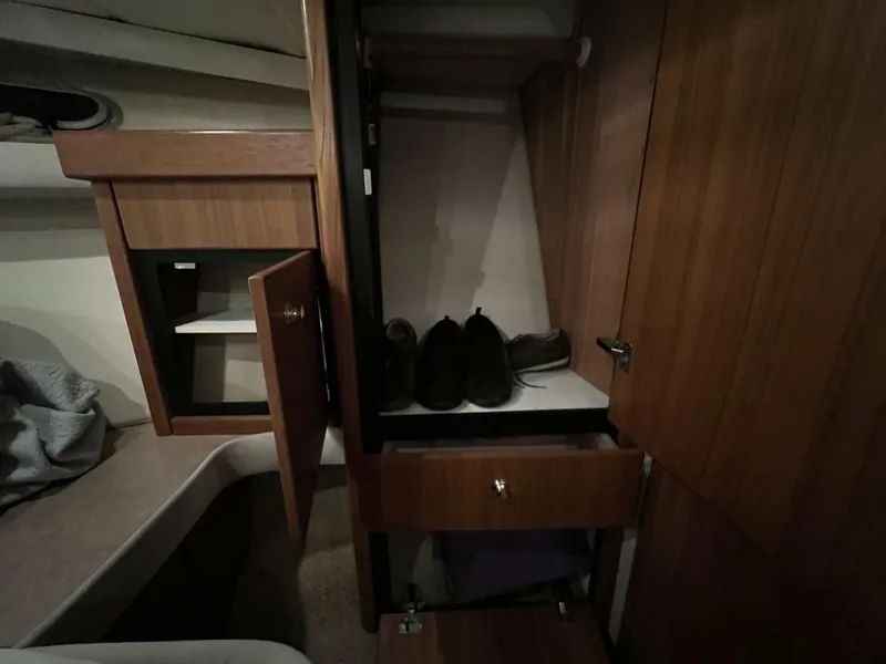 Slide: The Image of Bayliner 4788 Pilot House Motoryacht 2000 - 27