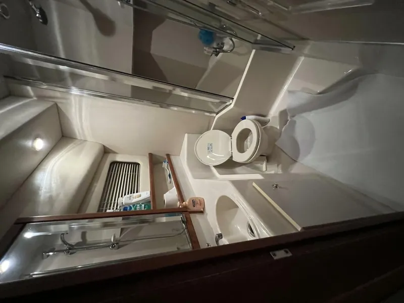 Slide: The Image of Bayliner 4788 Pilot House Motoryacht 2000 - 24