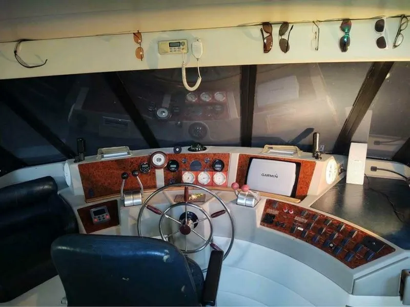 Slide: The Image of Bayliner 4788 Pilot House Motoryacht 2000 - 14