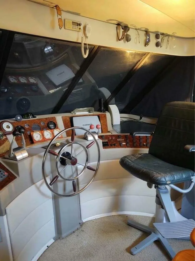 Slide: The Image of Bayliner 4788 Pilot House Motoryacht 2000 - 10
