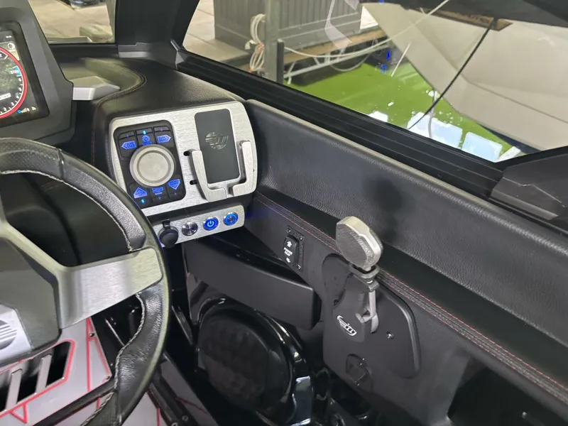 Slide: The Image of Malibu Wakesetter 23 LSV 2022 - 68