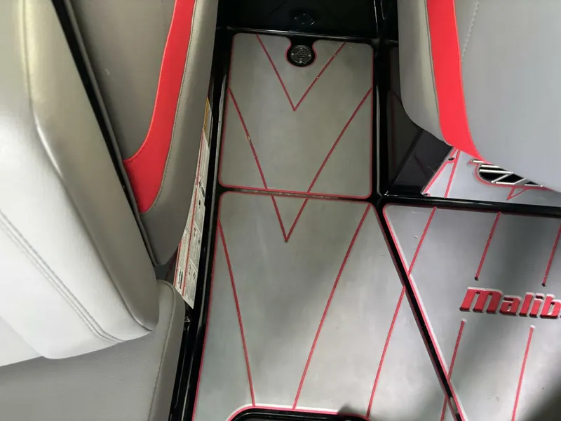 Slide: The Image of Malibu Wakesetter 23 LSV 2022 - 62