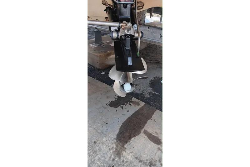 Slide: The Image of Propeller of a 2004 Formula 370 Super Sport boat on a trailer. - 39