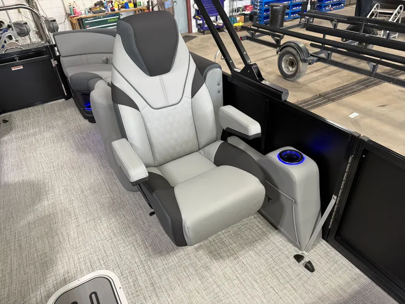 Slide: The Image of Tahoe LTZ 2385 Quad Lounge 300HP Tritoon 2026 - 10