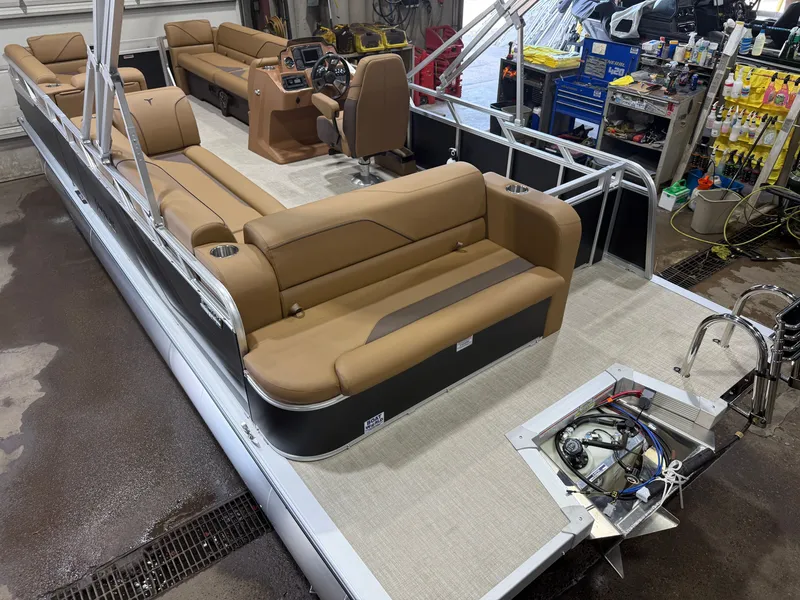 Slide: The Image of Tahoe Sport 2380 Cruise Rear Bench (CRB) & Honda 4-Stroke EFI 2026 - 42