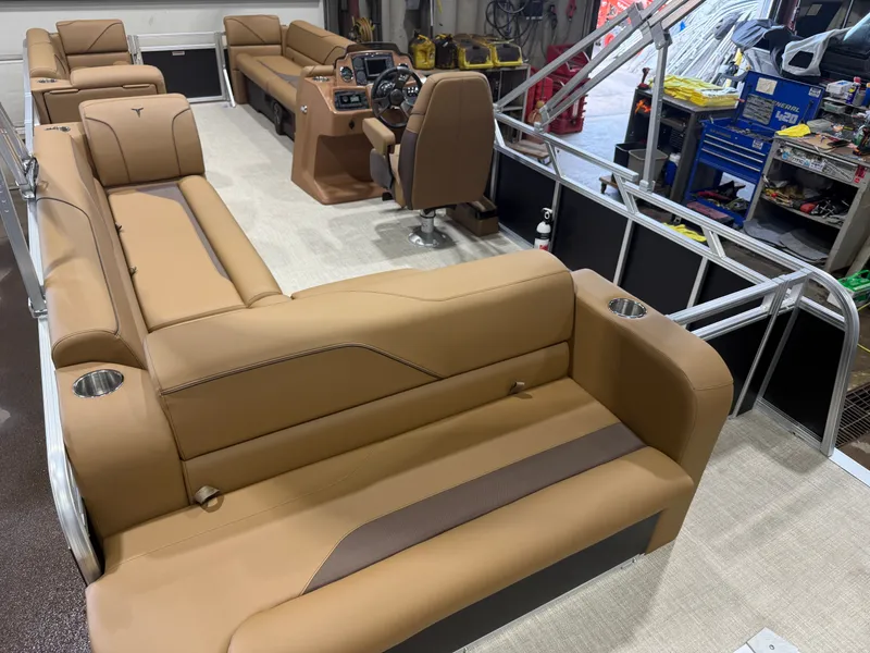 Slide: The Image of Tahoe Sport 2380 Cruise Rear Bench (CRB) & Honda 4-Stroke EFI 2026 - 18
