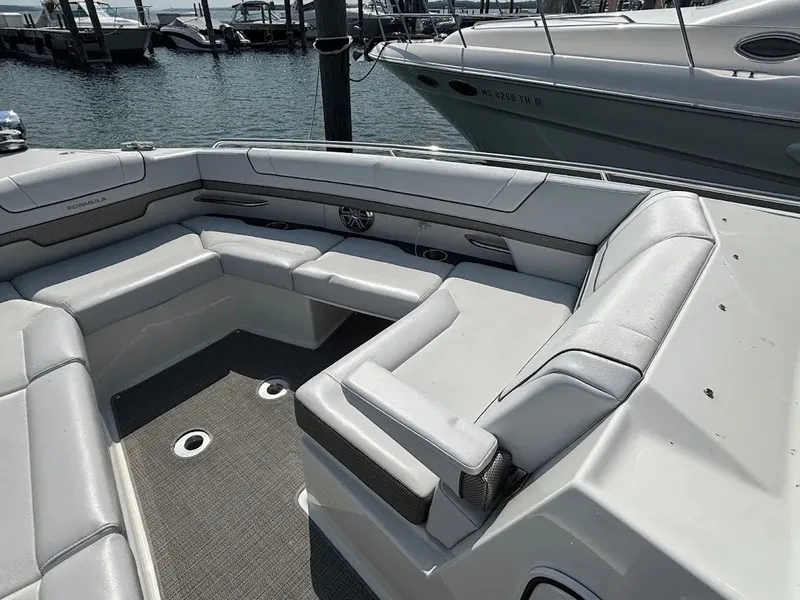 Slide: The Image of Formula 330 Crossover Bowrider 2016 - 32