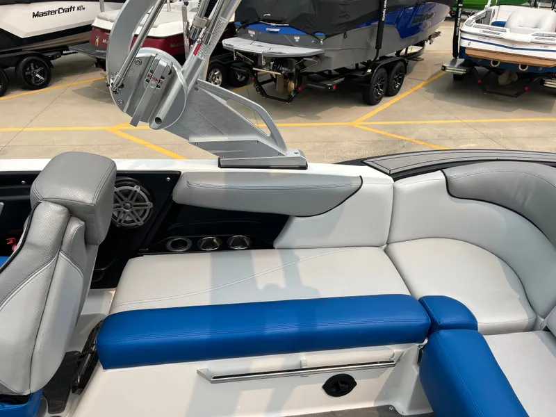 Slide: The Image of MasterCraft X30 2016 - 12