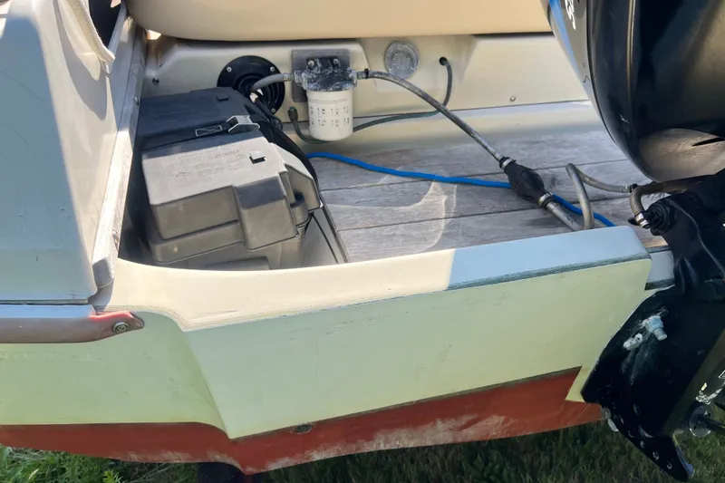 Slide: The Image of 1973 Boston Whaler 19 OUTRAGE boat stern with engine and battery compartment. - 23