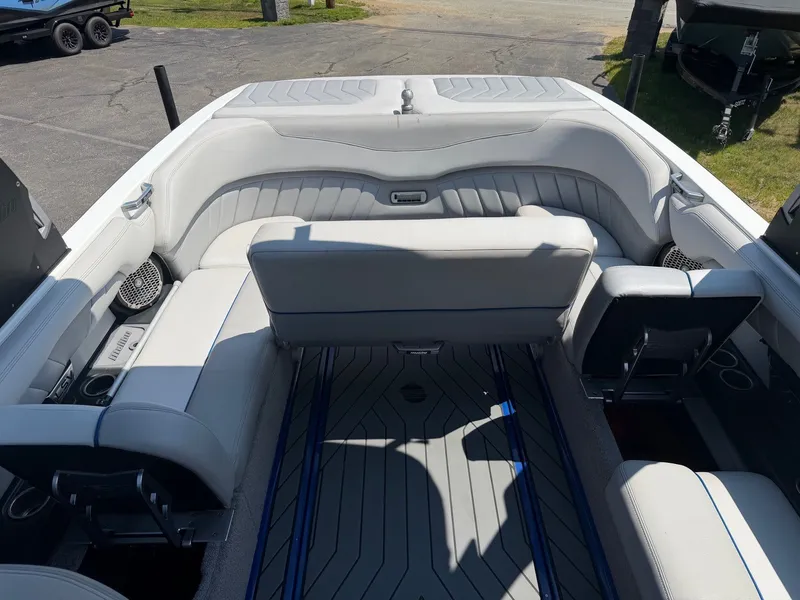 Slide: The Image of Malibu Wakesetter 25 LSV 2016 - 16