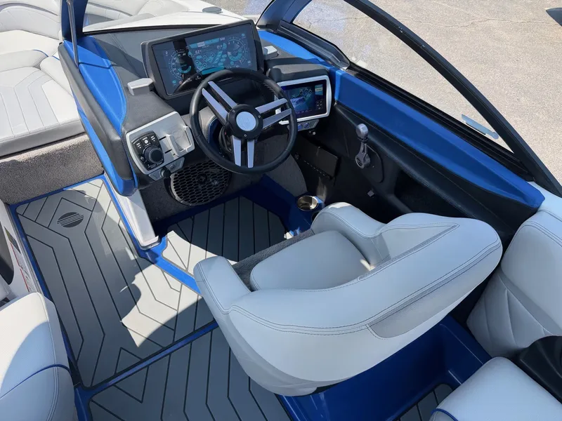 Slide: The Image of Malibu Wakesetter 25 LSV 2016 - 13