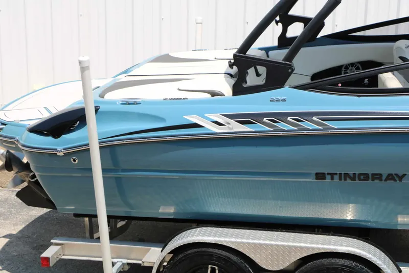 Slide: The Image of Stingray 225 SE 2020 - 18