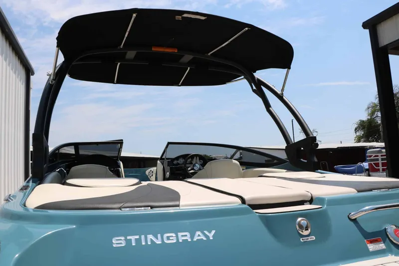 Slide: The Image of Stingray 225 SE 2020 - 14
