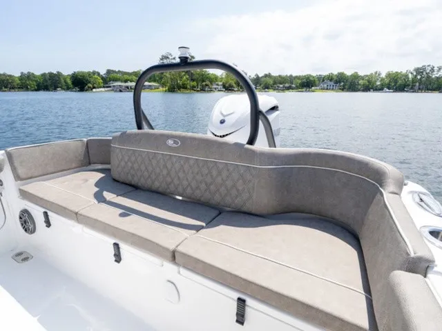 Slide: The Image of Sea Hunt Ultra 255SE 2027 - 11