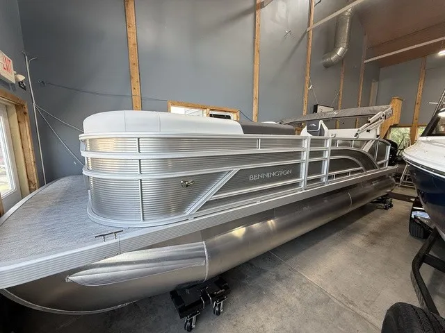 The Image of Bennington S-One Swingback 22 S1SB Pontoon 2027 - 1