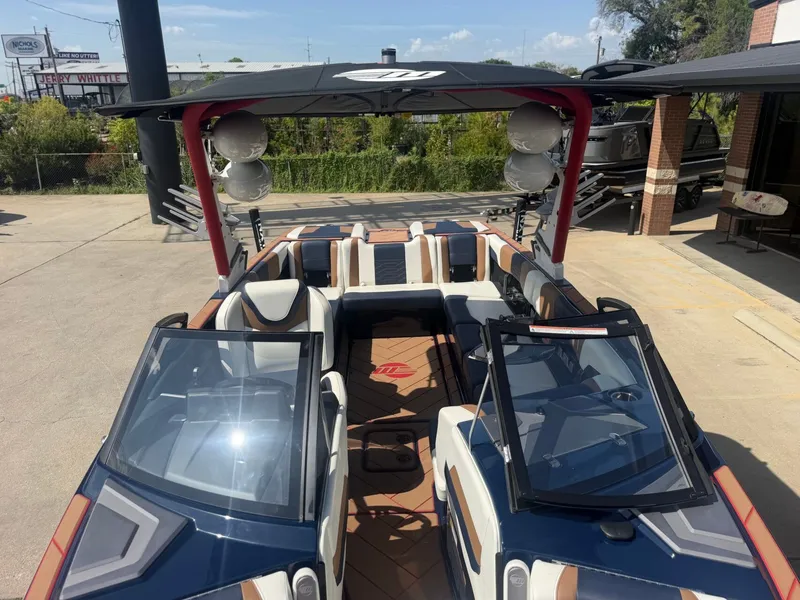Slide: The Image of Malibu Wakesetter 25 LSV 2022 - 17