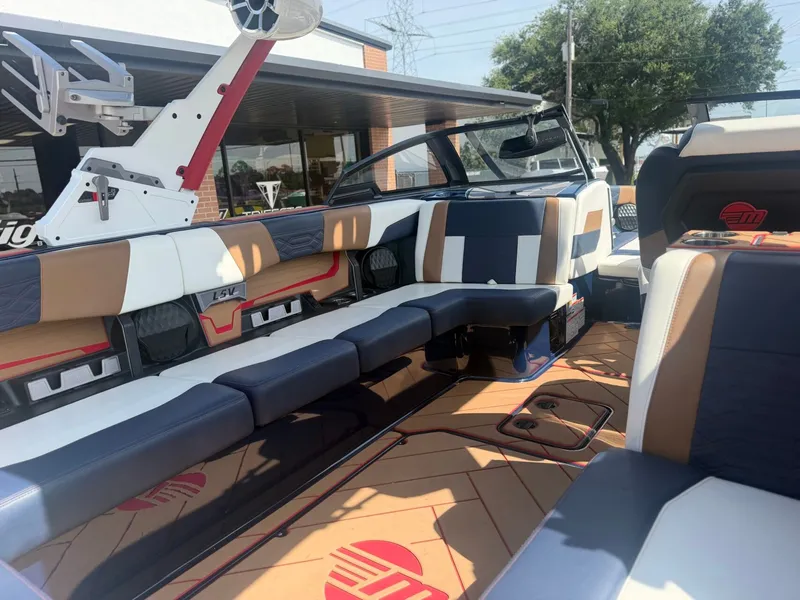Slide: The Image of Malibu Wakesetter 25 LSV 2022 - 12