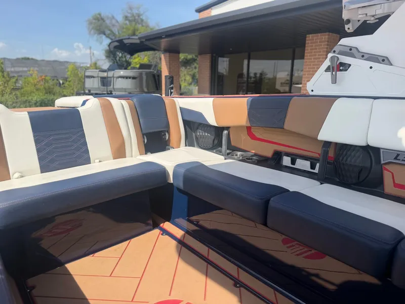 Slide: The Image of Malibu Wakesetter 25 LSV 2022 - 19