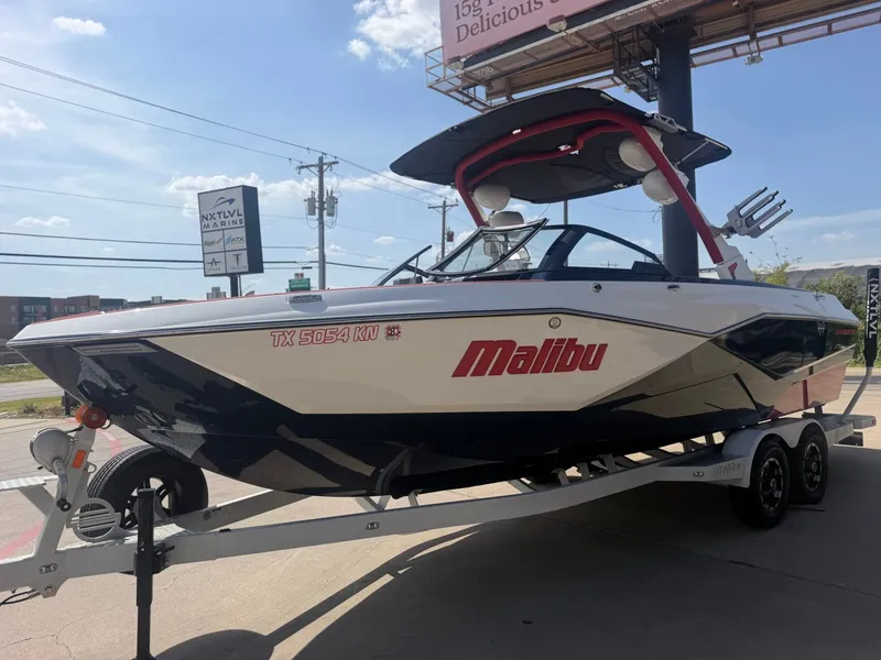 Slide: The Image of Malibu Wakesetter 25 LSV 2022 - 8