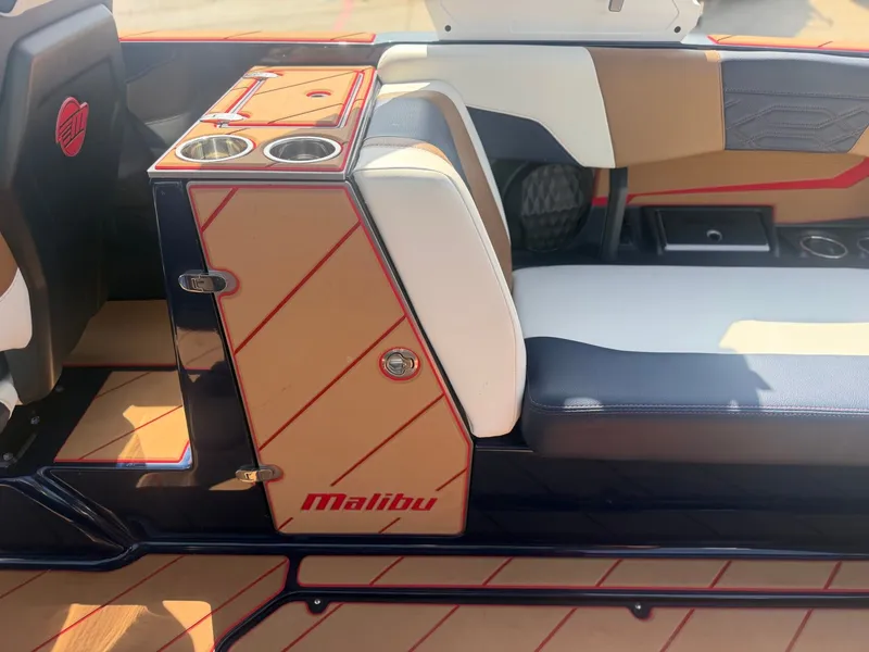 Slide: The Image of Malibu Wakesetter 25 LSV 2022 - 14