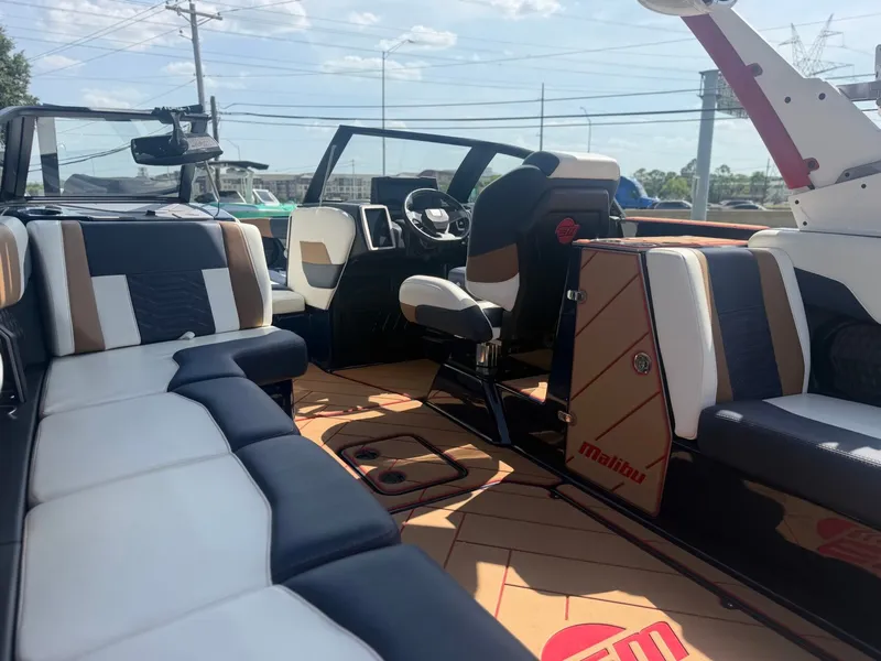 Slide: The Image of Malibu Wakesetter 25 LSV 2022 - 11