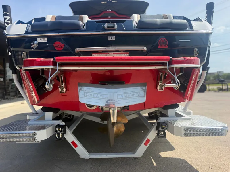 Slide: The Image of Malibu Wakesetter 25 LSV 2022 - 5