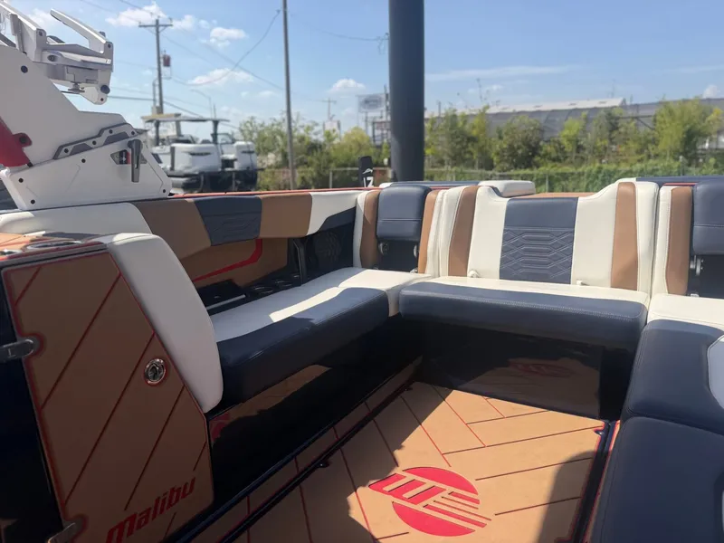 Slide: The Image of Malibu Wakesetter 25 LSV 2022 - 18