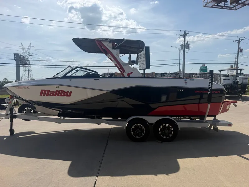 Slide: The Image of Malibu Wakesetter 25 LSV 2022 - 7